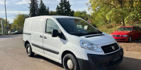 Großes Auto in weiß Das ist ein großes, weißes Auto, das erst kürzlich von KFZ Ankauf Balhas von einem Privatkunden angekauft wurde.